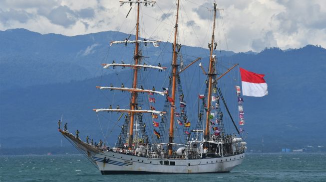  Sejumlah Taruna Akademi Angkatan Laut (AAL) berada di atas KRI Dewaruci di Palu, Sulawesi Tengah, Kamis (24/3/2022). [ANTARA FOTO/Mohamad Hamzah/hp]