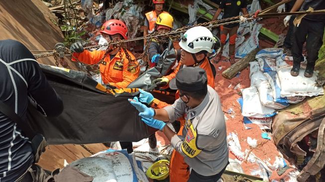 Rem Blong! Tronton Muatan Pupuk Terjun ke Jurang di Wonosobo, 2 Meninggal Dunia