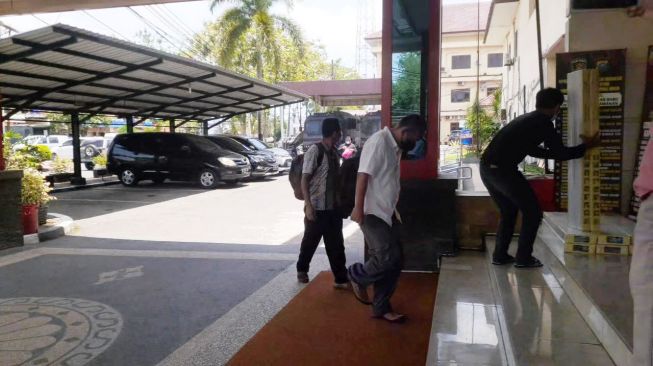 Tujuh Tersangka Kasus Kerangkeng Manusia Tiba di Polda Sumut, Dewa Perangin-angin Belum Hadir