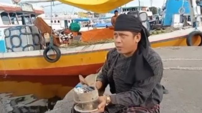 Viral 'Pawang' Makassar Doa di Pinggir Laut Minta Nyawa Koruptor Dicabut, Aksinya Menohok!