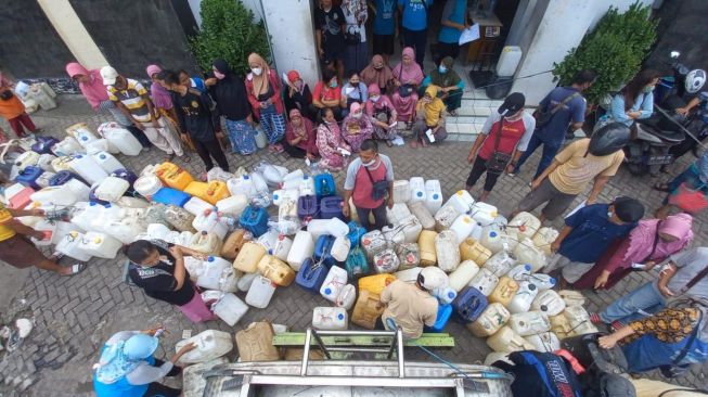 Akibat Kelangkaan, Begini Ramainya Antrean Minyak Goreng Curah di Pasar Beran Ngawi