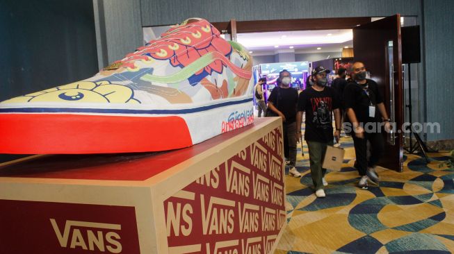 Pengunjung memilih koleksi sepatu sneaker saat Event Jakarta Sneaker Day (JSD) di Mall Senayan City, Jakarta Pusat, Jumat (25/3/2022). [Suara.com/Septian]