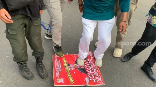 Demo Tuntut Penjarakan Menag Yaqut Ricuh! Pengunjuk Rasa Diduga dari PA 212 Injak-injak Poster Bergambar Jokowi