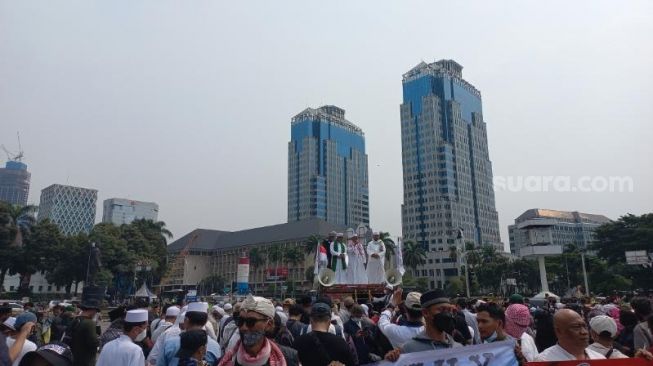 Massa PA 212 melakukan aksi unjuk rasa salah satunya menuntut Menag Yaqut Cholil Qoumas dicopot dan ditangkap terkait dugaan penistaan agama dalam demo di kawasan Patung Kuda, Jakarta Pusat, Jumat (25/3/2022). [Suara.com/Yaumal Asri Adi Hutasuhut]