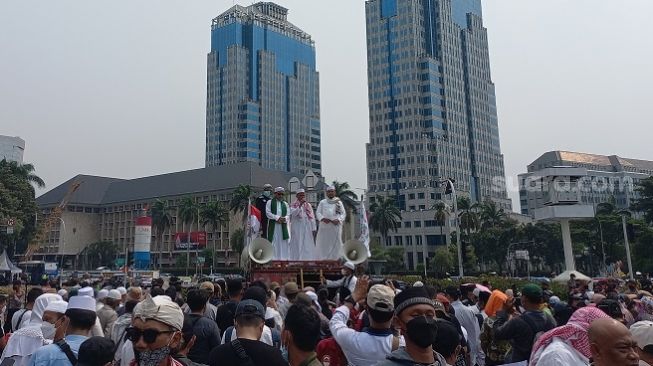 Desakan pecat Menteri Agama Yaqut Cholil Qoumas menggema saat aksi unjuk rasa bela agama yang dilakukan massa Persatuan Alumni (PA) 212 di kawasan Patung Kuda, Silang Merdeka Barat Daya, Gambir, Jakarta Pusat, Jumat (25/3/2022). (Suara.com/Yaumal)