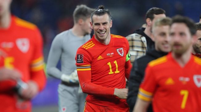 Penyerang sayap timnas Wales, Gareth Bale melakukan selebrasi setelah membawa timnya menang 2-1 atas Austria dalam laga semifinal playoff Piala Dunia 2022 zona Eropa di Stadion Cardiff City di Cardiff, Wales Selatan pada Jumat (25/3/2022) dini hari WIB. Geoff Caddick / AFP.