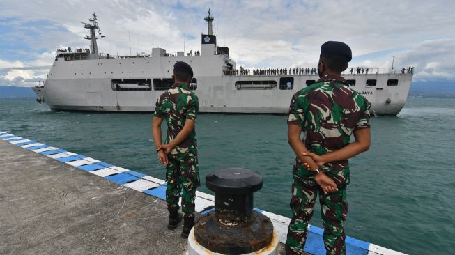 Anggota TNI AL melihat KRI Surabaya yang membawa Taruna Akademi Angkatan Laut (AAL) dan akan bersandar di Dermaga Lanal Palu di Palu, Sulawesi Tengah, Kamis (24/3/2022). [ANTARA FOTO/Mohamad Hamzah/hp]