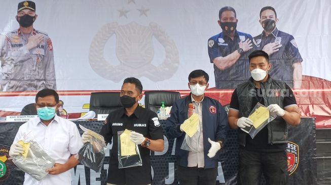 Polda Metro Jaya memperlihatkan barang bukti kasus begal yang menewaskan seorang wanita di Cikarang, Jumat (25/3/2022). [Suara.com/Muhammad Yasir]