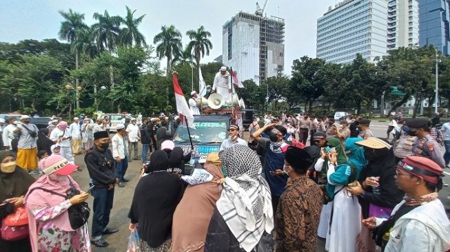 Demo Penjarakan Penista Agama, Massa PA 212 Menyemut di Patung Kuda, Lantunan Salawat Bergema