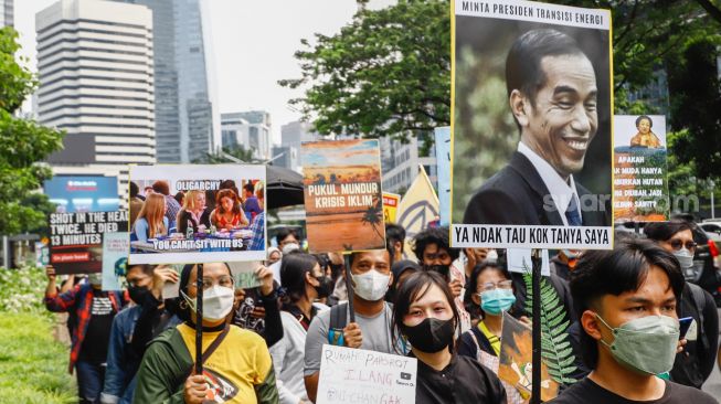 Massa dari berbagai komunitas saat menggelar aksi darurat iklim di Jalan Sudirman, Jakarta Pusat, Jumat (25/3/2022). [Suara.com/Alfian Winanto]