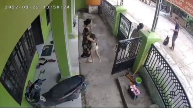 Viral Terekam CCTV, Pria Lakukan Pelecehan Seksual di Teras Rumah Bocah Ditangkap