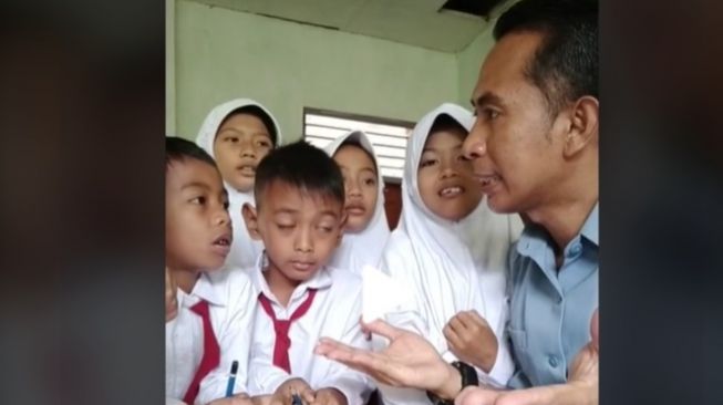 Jadi Sorotan Gegara Bikin Konten Bareng Murid SD, Siapa Sosok Pak Ribut?