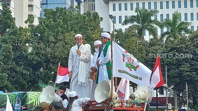 Menantu Habib Rizieq Shihab, Habib Muhammad Hanif Alatas saat berorasi di atas mobil Komando. (Suara.com/Yaumal)