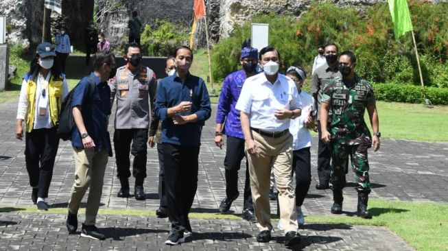 Presiden Joko Widodo meninjau Garuda Wisnu Kencana (GWK) Cultural Park di Kabupaten Badung, Bali, Jumat (25/3/2022). (Foto: Kris - Biro Pers Sekretariat Presiden)