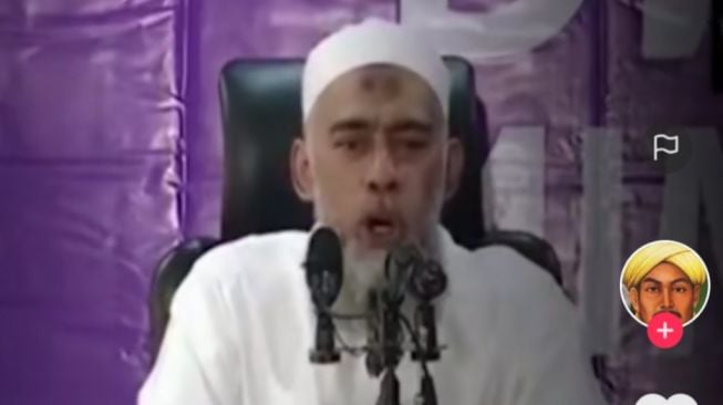 Heboh! Haramkan Rokok, Ustaz Ini Langsung Digeruduk Warganet: Kayak Orang Paling Bener Aja Luh