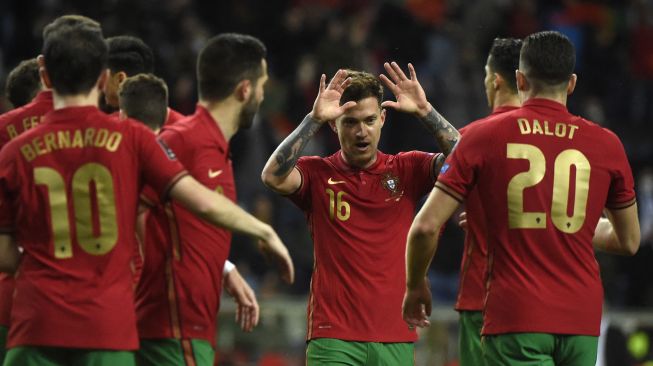 Para pemain Portugal melakukan selebrasi setelah pemain depan Portugal Diogo Jota mencetak gol saat pertandingan sepak bola play-off kualifikasi Piala Dunia 2022 antara Portugal dan Turki di stadion Dragao, Porto, Portugal, Kamis (24/3/2022). [MIGUEL RIOPA / AFP]