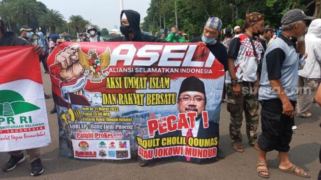 Massa PA 212 melakukan aksi unjuk rasa salah satunya menuntut Menag Yaqut Cholil Qoumas dicopot dan ditangkap terkait dugaan penistaan agama dalam demo di kawasan Patung Kuda, Jakarta Pusat, Jumat (25/3/2022). [Suara.com/Yaumal Asri Adi Hutasuhut]