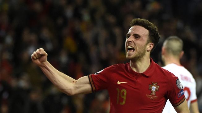 PPemain depan Portugal Diogo Jota melakukan selebrasi usai mencetak gol saat pertandingan sepak bola play-off kualifikasi Piala Dunia 2022 antara Portugal dan Turki di stadion Dragao, Porto, Portugal, Kamis (24/3/2022). [MIGUEL RIOPA / AFP]
