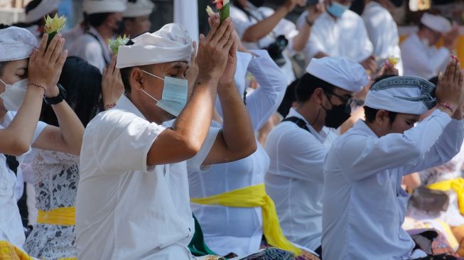 Umat Hindu melaksanakan persembahyangan Hari Raya Saraswati di Pura Agung Jagatnatha, Denpasar, Bali, Sabtu (26/3/2022). [ANTARA FOTO/Nyoman Hendra Wibowo/nym]