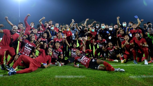 Pemain dan ofisial Bali United meluapkan kegembiraan usai pertandingan Liga 1 melawan Persebaya Surabaya di Stadion I Gusti Ngurah Rai, Denpasar, Bali, Jumat (25/3/2022). [ANTARA FOTO/Fikri Yusuf/rwa]