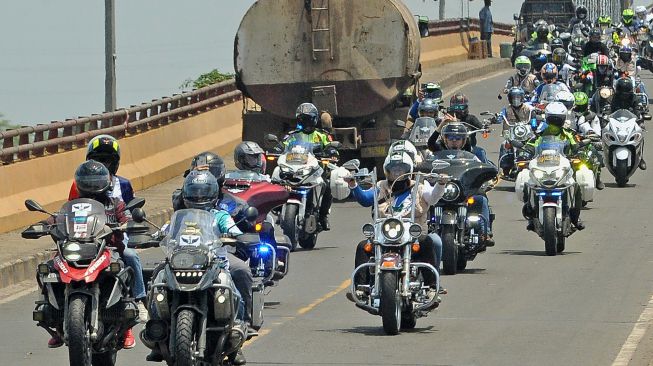 Peserta Jambi International Bike Week 2022 melintas di Jembatan Batanghari II, Sejinjang, Jambi Timur, Jambi, Sabtu (26/3/2022). [ANTARA FOTO/Wahdi Septiawan/nym]