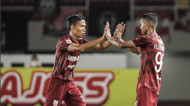 Abduh Lestaluhu dan Eky Taufik menjadi juara Liga 1 bareng Bali United dan Liga 2 bersama Persis Solo di musim yang sama. [Twitter/@persisofficial]