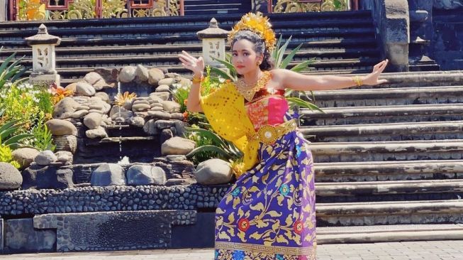 Putri Sheila Marcia, Leticia Josep tampil cantik saat menari Bali. [Instagram]