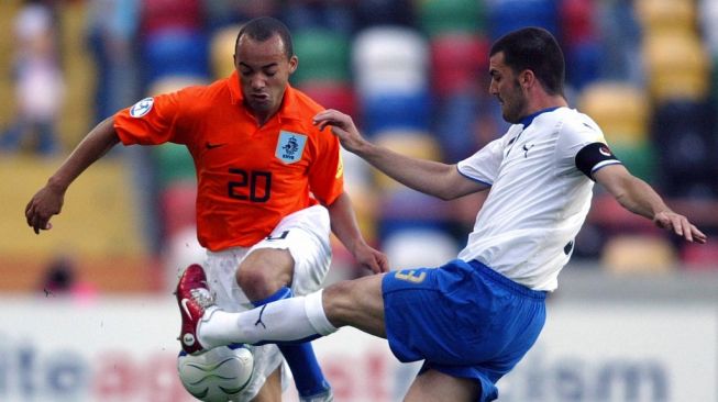 Pemain timnas Belanda, Demy de Zeeuw (kiri) bersaing dengan Cesare Bovo dari Italia (kanan) dalam pertandingan grup B U-21 Euro 2006 di Stadion Municipal di Aveiro, Portugal utara, 29 Mei 2006. AFP PHOTO / Miguel RIOPA.MIGUEL RIOPA / AFP.