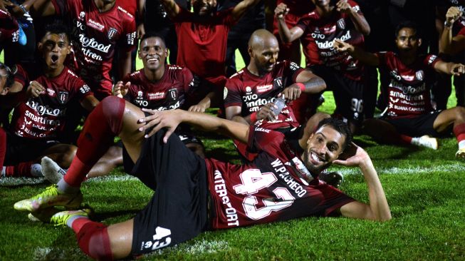 Pemain Bali United Willian Pacheco (tengah) bersama rekan setimnya meluapkan kegembiraan usai pertandingan Liga 1 melawan Persebaya Surabaya di Stadion I Gusti Ngurah Rai, Denpasar, Bali, Jumat (25/3/2022). [ANTARA FOTO/Fikri Yusuf/rwa]
