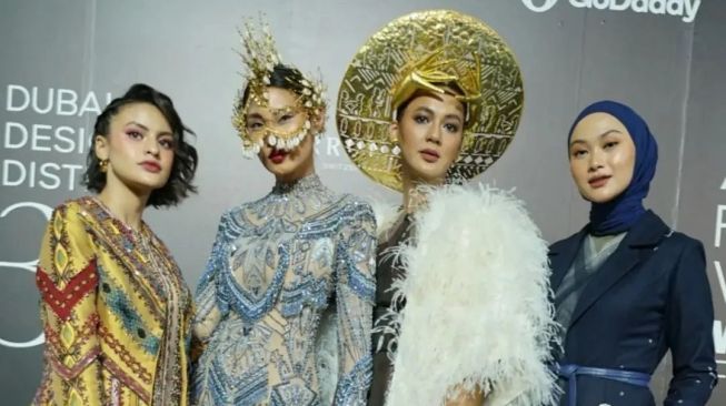 6 Pesona Paula Verhoeven di Arab Fashion Week, Akhirnya Jalan di Runway Lagi!