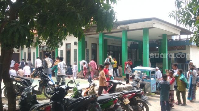 Aktivitas umat muslim di Masjid Al Muhajirin, Karang Satria, Bekasi (Suara.com/Rendy Rutama Putra)