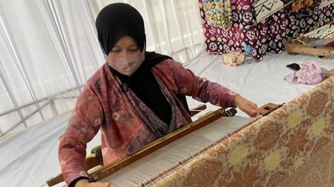 Kain Songket Palembang Berbahan Pewarna Alami Mulai Diminati di Pasaran