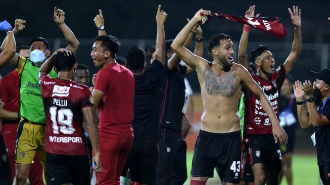 Pemain dan ofisial Bali United meluapkan kegembiraan usai pertandingan Liga 1 melawan Persebaya Surabaya di Stadion I Gusti Ngurah Rai, Denpasar, Bali, Jumat (25/3/2022). [ANTARA FOTO/Fikri Yusuf/rwa]