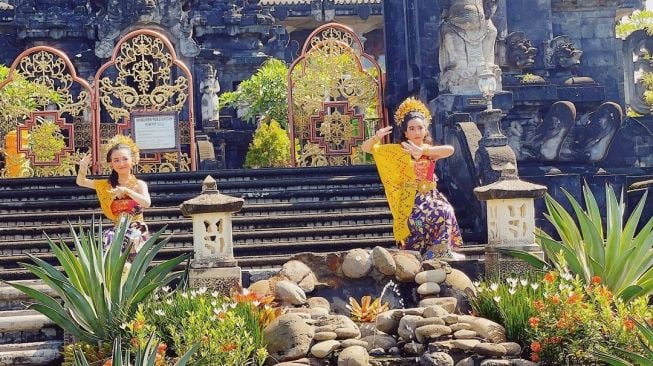 Putri Sheila Marcia, Leticia Josep tampil cantik saat menari Bali. [Instagram]