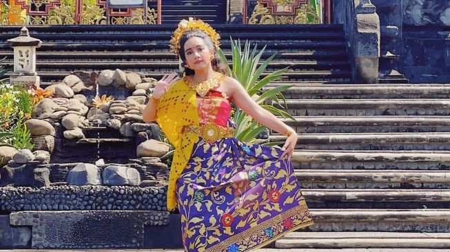 Putri Sheila Marcia, Leticia Josep tampil cantik saat menari Bali. [Instagram]