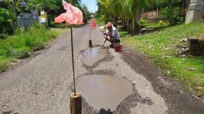 Warga di Jembrana Inisiatif Perbaiki Jalan Berlubang Menggunakan Semen Sendiri