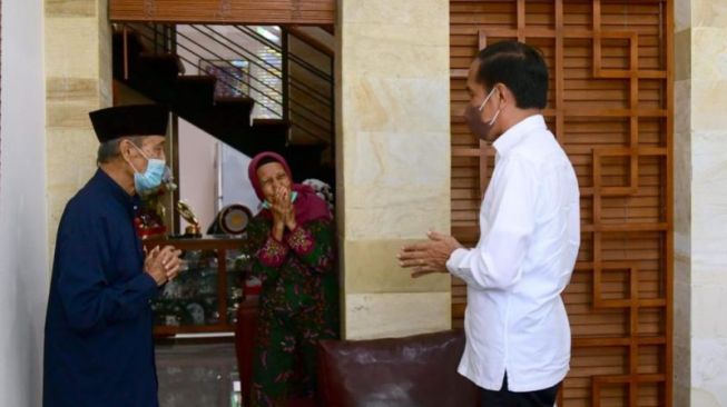 Presiden Jokowi menjenguk Buya Syafii Maarif di kediamannya di Nogotirto, Gamping, Kabupaten Sleman, Sabtu (26/3). (ANTARA/HO/Biro Setpres)