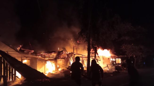 Dikira Bakar Sampah Ternyata Deretan Warung Nasi Hingga Warnet di Mataram Hangus