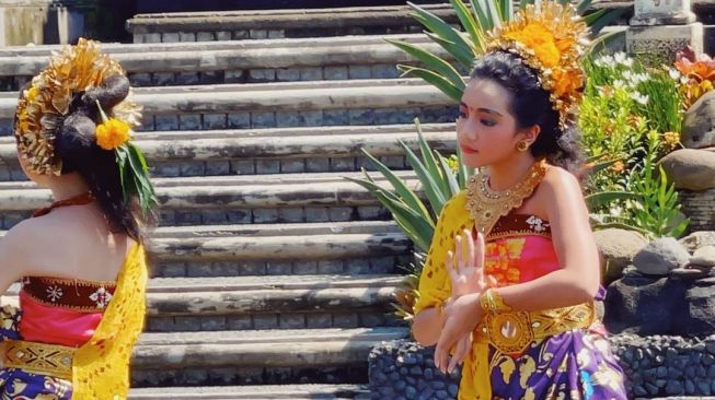 Putri Sheila Marcia, Leticia Josep tampil cantik saat menari Bali. [Instagram]