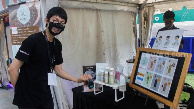 Pengunjung melihat-lihat berbagai jenis kopi saat Event Jakarta Coffee Experience 2022 di Grange Park Cipete, Jakarta Selatan, Jumat (25/3/2022). [Suara.com/Septian]