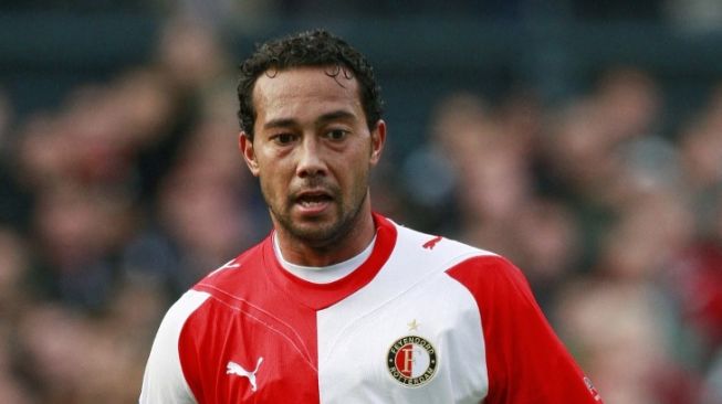 Arsip - Denny Landzaat ketika berseragam  Feyenoord dalam pertandingan Liga Belanda antara Feyenoord vs FC Utrecht di stadion 'The Kuip' di Rotterdam, Belanda, pada 22 November 2009. AFP PHOTO / Anoek DE GROOT.ANOEK DE GROOT / AFP.