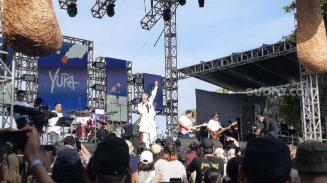 Yura Yunita tampil di Joyland Bali 2022, Sabtu (26/3/2022) [Suara.com/Evi Ariska]