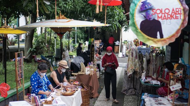 Pengunjung melihat-lihat stan pameran produk kerajinan kreatif pada acara Solo Art Market 13 di kawasan Triwindu, Solo, Jawa Tengah, Sabtu (26/3/2022). [ANTARA FOTO/Mohammad Ayudha/aww.]