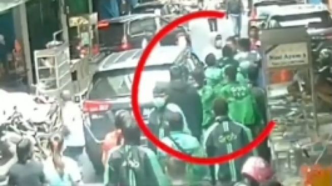 Viral! Baku Hantam Ojol Versus Pengendara Mobil, Publik Terbelah Dua hingga Jadi Trending Topic