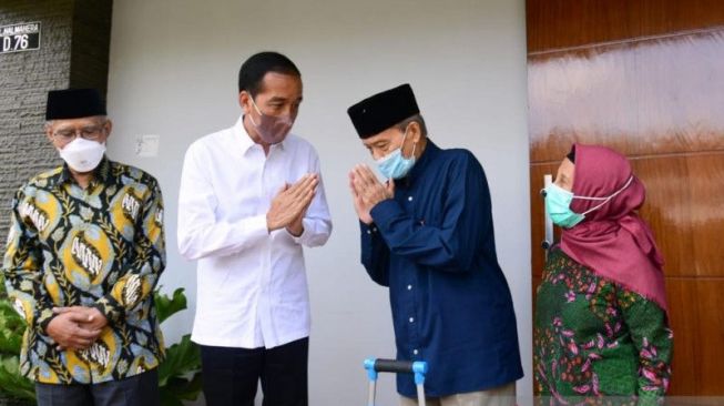 Presiden Joko Widodo menjenguk mantan Ketua Umum PP Muhammadiyah, Ahmad Syafii Maarif atau Buya Syafii di kediamannya di Kabupaten Sleman, Yogyakarta, Sabtu (26/3/2022) (ANTARA/HO-Biro Pers Sekretariat Presiden/Muchlis Jr)