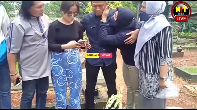 Doddy Sudrajat ziarah makam Vanessa Angel (YouTube/Official Nitnot)