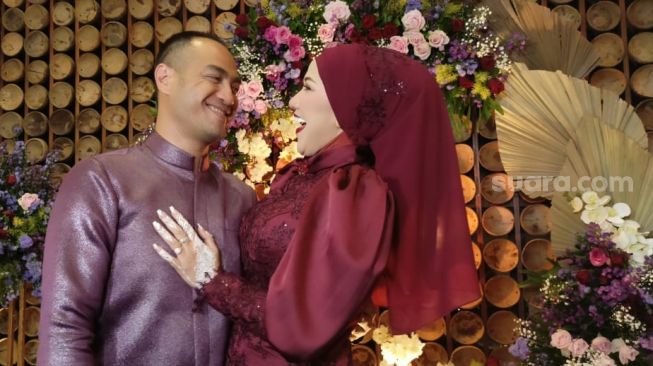 tasyakuran pernikahan Venna Melinda dan Ferry Irawan di kawasan Jagakarsa, Jakarta Selatan pada Jumat (25/3/2022) [Suara.com/Rena Pangesti]