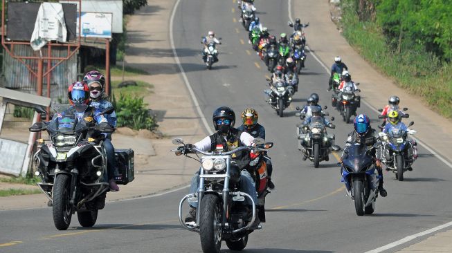 Peserta Jambi International Bike Week 2022 melintas di Mendalo Darat, Jambi Luar Kota, Muarojambi, Jambi, Sabtu (26/3/2022). [ANTARA FOTO/Wahdi Septiawan/nym]