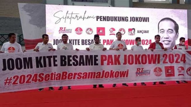 Pendukung Joko Widodo (Jokowi) mendeklarasikan kesetiaan satu komando untuk dukungan 2024di GOR Rumbai Pekanbaru, Riau pada Jumat (25/3/2022). [Ist]