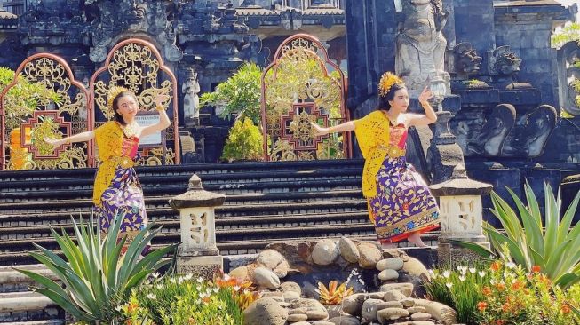 Putri Sheila Marcia, Leticia Josep tampil cantik saat menari Bali. [Instagram]